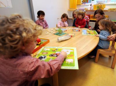 Kleinkinder spielen in einer Kindertagesstätte in Stuttgart zusammen mit ihren Betreuern. (Archivfoto) Kita