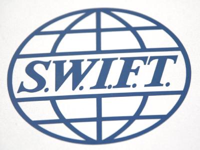 Das Logo der internationale Zentrale für Finanztransaktionen SWIFT an der Geschäftsstelle in Frankfurt (Archivfoto). SWIFT-Logo