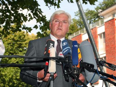 Bundesaußenminister Frank-Walter Steinmeier (SPD) gibt vor Journalisten ein Statement ab. Steinmeier