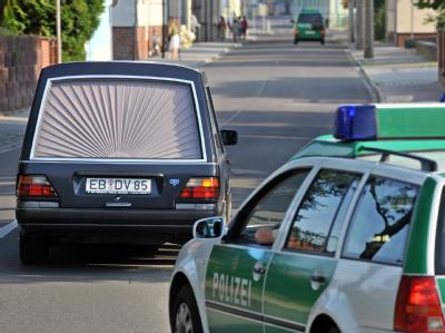 Ein Leichenwagen verlässt das abgesperrte Gelände, in dem nach der vermissten Corinna gesucht worden war. Leichenwagen