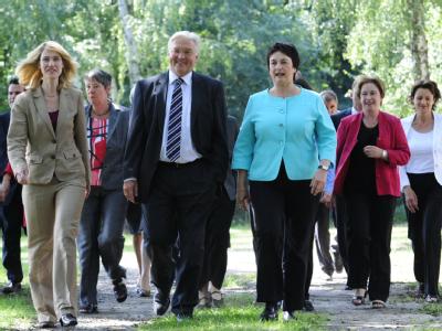 Auf dem Weg zur Niederlage? SPD-Kanzlerkandidat Frank-Walter Steinmeier und sein Kompetenzteam für die Bundestagswahl. Steinmeiers Kompetenzteam