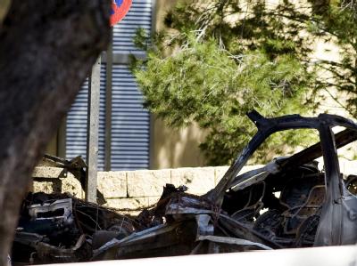 Bei einem Sprengstoffanschlag auf Mallorca starben zwei Polizisten. Zerstörtes Auto