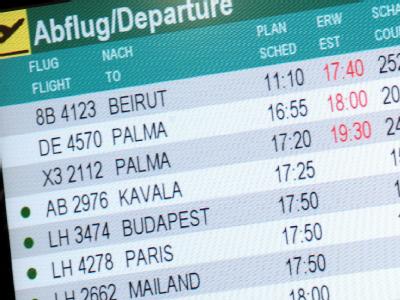 Ein Mann steht am Flughafen in Düsseldorf vor einer Anzeigetafel, auf der die Flüge nach Palma de Mallorca mit Verspätung angezeigt werden. Flugverspätungen nach Terroranschlag