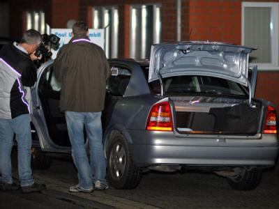 Polizisten sichern in Bielefeld Spuren am Fahrzeug eines 82-Jährigen. Der Senior war mit einer Maschinenpistole in eine Versammlung der Zeugen Jehovas geplatzt. 82-Jähriger stört Zeugen Jehovas mit MP