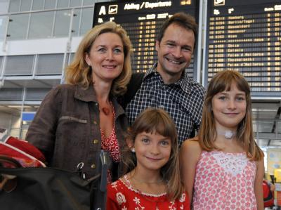 Familie Gorihsen in der Abflughalle am Flughafen in München. Mallorca-Urlauber