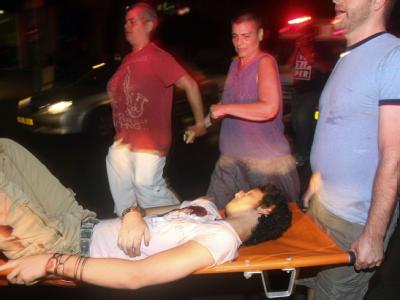 Helfer bergen einen verletzten Israeli nach einem Angriff auf ein Jugendzentrum für Schwule und Lesben in Tel Aviv. Angriff auf Schwule in Tel Aviv