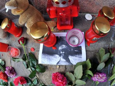 Blumen und Kerzen erinnern vor dem Rathaus in Eilenburg an die tote Corinna. Der Prozess hat begonnen. Prozess im Mordfall Corinna