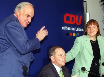 Ex-Kanzler Kohl mit dem damaligen CDU-Vorsitzenden Schäuble und der Generalsekretärin Merkel. (Archivbild) CDU-Spitze im Jahr 1999