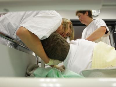 Krankenschwestern kümmern sich in der Notaufnahme um einen stark betrunkenen Jugendlichen.(Archivbild) Alkoholkonsum bei Jugendlichen