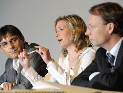 Eisschnellläuferin Claudia Pechstein (M.) äußert sich im Beisein von Anwalt Simon Bergmann (r.) und Manager Ralf Grengel. Claudia Pechstein