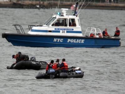 Die New Yorker Polizei sucht nach Opfern des Flugzeugunglücks über dem Hudson. Suche nach Verunglückten