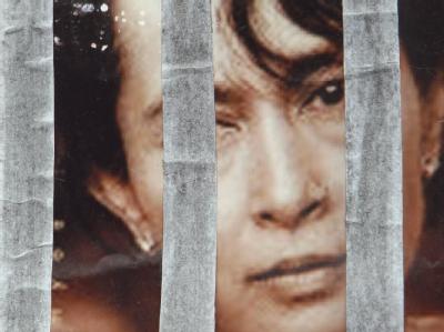 Das Poster eines Demonstranten in Thailand zeigt das Gesicht von Aung San Suu Kyi hinter Gittern. Suu Kyi
