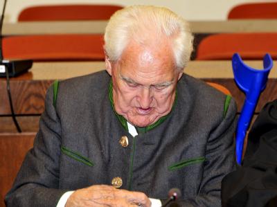 Der ehemalige Kompanieführer des Gebirgspionier-Bataillons 818, Josef Scheungraber, im Schwurgericht I in München. Angeklagter