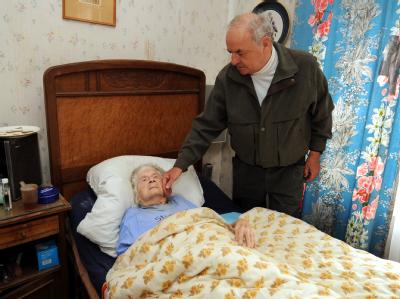 Jörg-Michael Zentgraf neben dem Bett seiner pflegebedürftigen, 103 Jahre alten Mutter Eleonore. Mieter-Drama