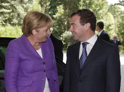 Angela Merkel im Gespräch mit Dmitri Medwedew. Gespräch
