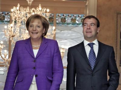 Merkel und Medwedew während ihres Treffens am Schwarzen Meer. Merkel trifft Medwedew