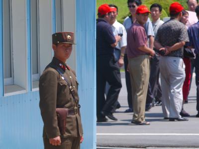 Ein Soldat der kommunistischen Republik Nordkoreas an der Grenzlinie in der demilitarisierten Zone nahe Panmunjon (Archiv). Grenzlinie