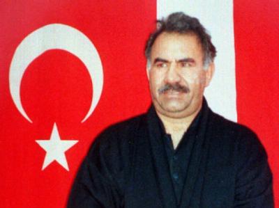 Der ehemalige PKK-Chef Abdullah Öcalan in Handschellen vor einer türkischen Flagge. Er wirbt nun für eine friedliche Lösung des Konflikts. Abdullah Öcalan