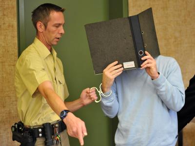 Ein Polizeibeamter führt den Angeklagten Ewald K., in den Gerichtssaal. Der 49-jährige Leichtathletik-Trainer ist wegen Kindesmissbrauchs verurteilt worden. Leichtathletik-Trainer vor Gericht