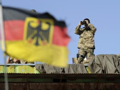 Ein Soldat mit Fernglas steht im Lager der Bundeswehr im afghanischen Feisabad auf einem Gebäudedach. (Archivfoto) Einsatz in Afghanistan