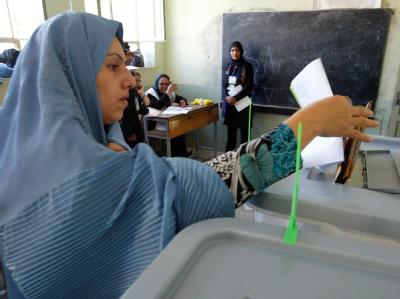 Eine afghanische Frau gibt bei der Präsidentschaftswahl ihre Stimme ab. Frau im Wahllokal