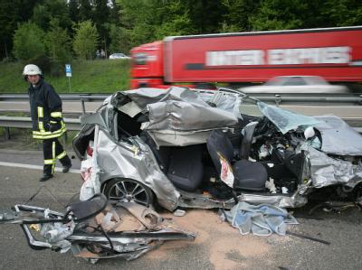 Autowrack nach einem Unfall: Die Zahl der Verkehrstoten ist weiter gesunken. Zahl der Verkehrstoten gesunken
