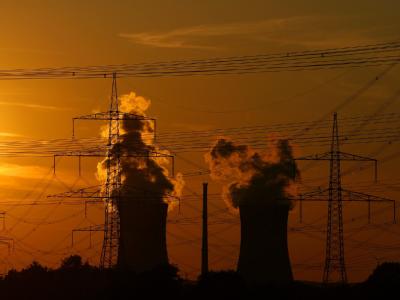 Milliardengeschäft Atomkraft: Wie geht es nach den Beschlüssen der neuen Koalition weiter? Sonnenuntergang am AKW Grafenrheinfeld