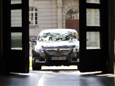 Ein Opel verlässt nach dem Spitzentreffen mit GM das Wirtschaftsministerium in Berlin. Opel-Verhandlungen