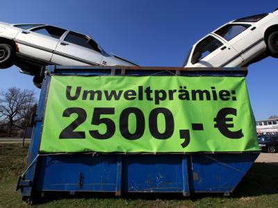 Zwei Schrottfahrzeuge stecken als Werbung für die Umweltprämie in einem Container (Archivbild). Kein Hersteller hat von der Prämie so profitiert wie Volkswagen. Abwrackprämie