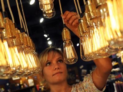 Abgehängt: Diese Glühlampen, die als Dekoration in einem Hannoveraner Bekleidungsgeschäft hängen, werden bald verschwunden sein. Abgehängt