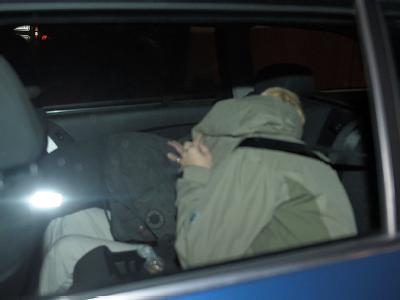 Die Ex-RAF-Terroristin Verena Becker versteckt sich beim Verlassen des Bundesgerichtshofes vor den Fotografen. Verena Becker