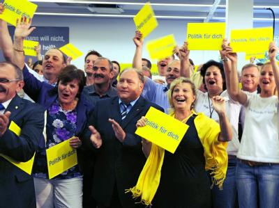 Anhänger der FDP jubeln bei einer Wahlparty in Saarbrücken. Saar-FDP jubelt