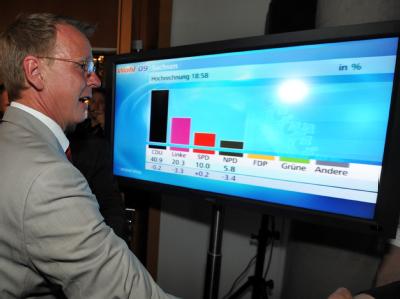 Der Spitzenkandidat der Linken bei der Landtagswahl in Thüringen, Bodo Ramelow, steht im Landtag von Erfurt vor einem Fernsehmonitor mit den Wahlergebnissen. Ramelow