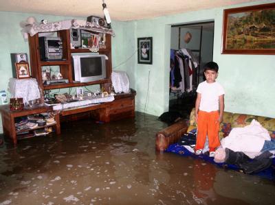 Ein Junge steht in einer überfluteten Wohnung in Ixtapaluca. Wirbelsturm «Jimena» bedroht weiter die mexikanische Pazifikküste. Hochwasser nach Hurrikan