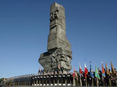 Soldaten und Veteranen am Granit-Denkmal auf der Westerplatte in Polen (Archivbild). Westerplatte