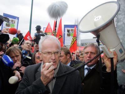 NRW-Ministerpräsident Jürgen Rüttgers im Januar 2008 vor dem Nokia-Werk in Bochum. Mit abfälligen Worten über rumänische Arbeiter hat Rüttgers für Empörung gesorgt. Rüttgers vor Nokia-Werk