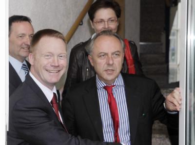 Christoph Matschie, Verhandlungsführer der SPD-Delegation (vorn links) und Matthias Machnig (vorn rechts) in Erfurt. Sondierungsgespräche