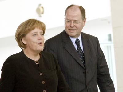 Die Kanzlerin und ihr oberster Krisenstratege: Angela Merkel will Finanzminister Peer Steinbrück (SPD) angeblich zu einem Prestige-Posten verhelfen, beispielsweise bei der EU. Merkel und Steinbrück