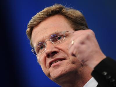 Der FDP-Vorsitzende Guido Westerwelle kritisiert das TV-Duell, da die Oppositionsparteien nicht eingeladen wurden. (Archivbild) Westerwelle