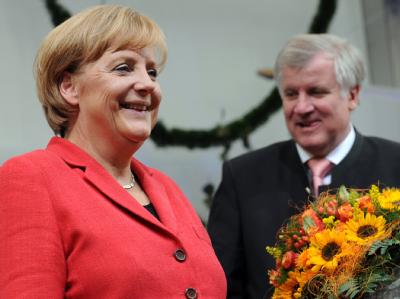 Blumen für die große Schwester: Bundeskanzlerin Merkel (CDU) und der bayerische Ministerpräsident Horst Seehofer (CSU) im Wahlkampf. Merkel und Seehofer