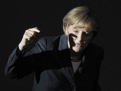 Bundeskanzlerin Angela Merkel spricht im Plenarsaal des Bundestages. Merkel