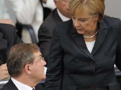 Bundeskanzlerin Angela Merkel (CDU) und Bundesverteidigungsminister Franz Josef Jung (CDU) im Plenarsaal des Bundestages. Merkel und Jung