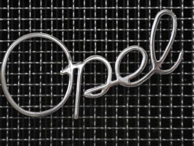 Ein Opel-Schriftzug auf dem Kühlergrill eines historischen Opel-Fahrzeuges. 1862 begann die Geschichte des Opel-Konzerns. (Archiv- und Symbolfoto) Opel historisch