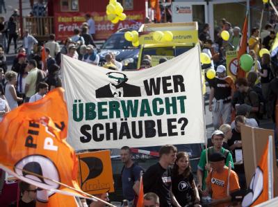 Bei einer Demonstration gegen Überwachung durch den Staat in Berlin kam es zu einem folgenschweren Übergriff. Demonstration gegen Überwachung