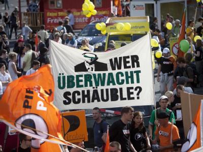 Teilnehmer einer Demonstration gegen Überwachung durch den Staat auf dem Potsdamer Platz in Berlin. Demonstration gegen Überwachung