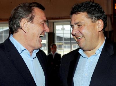 im Partnerlook: Sigmar Gabriel und Gerhard Schröder bei Gabriels 50. Geburtstag. Gabriel und Schröder