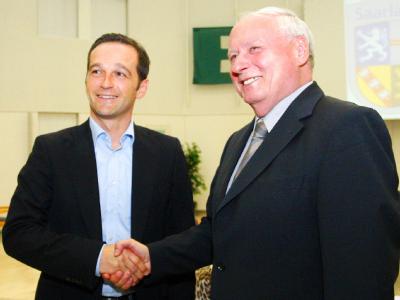 Heiko Maas, Landesvorsitzender der Saar-SPD, und Oskar Lafontaine, Bundesvorsitzender der Linken, wollen eine rot-rot-grüne Regierung im Saarland bilden. Maas und Lafontaine