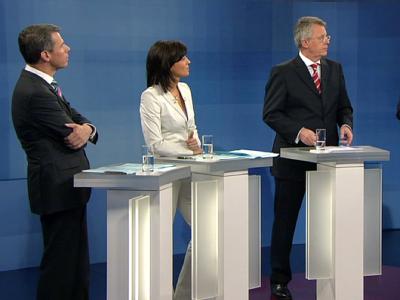 Peter Kloeppel (RTL), Maybrit Illner (ZDF) und Peter Limbourg (SAT.1) während des TV-Duells. Moderatoren