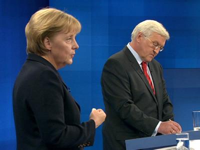 Bundeskanzlerin Angela Merkel (CDU) und Kanzlerkandidat Frank-Walter Steinmeier (SPD) während des TV-Duells. TV-Duell