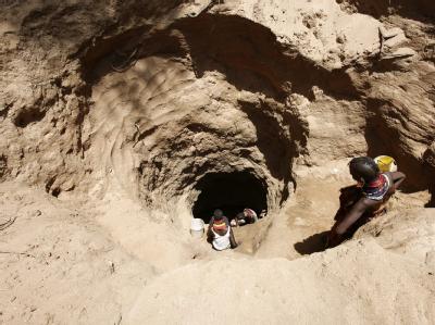 Kostbares Nass: In Nordkenia suchen Frauen vom Stamm der Turkana Wasser in einem Sandloch. Suche nach Wasser